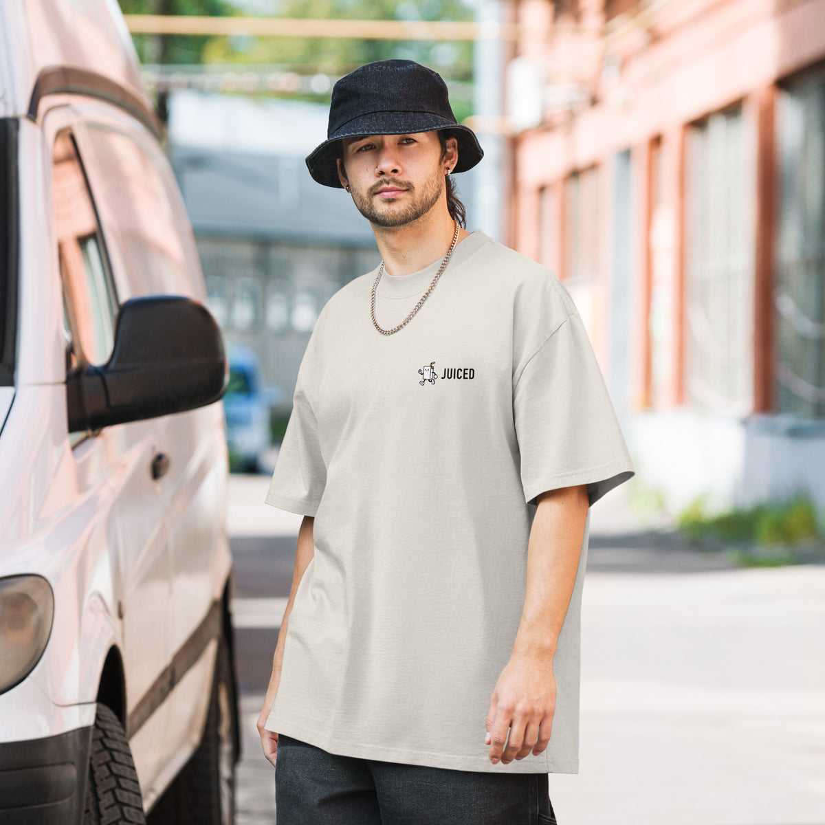 REDLINE Oversized Faded T-Shirt in Faded Bone am Model – lockerer Schnitt und schwarzes JUICED-Brustlogo