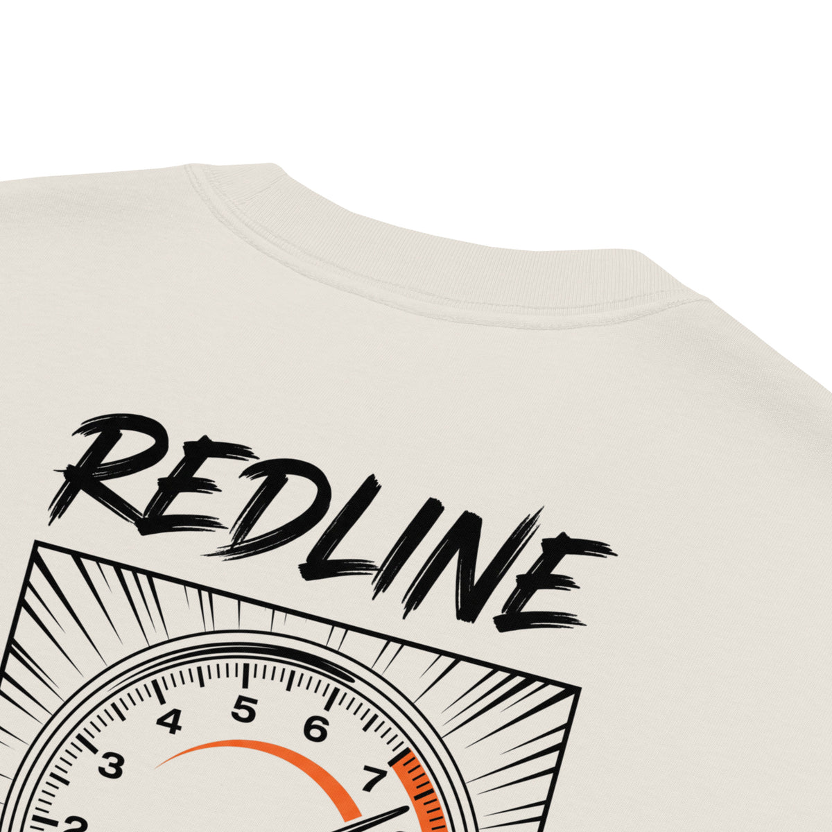 Detail des REDLINE-Rückenprints auf Faded Bone: schwarze Schrift und Drehzahlmesser mit orangefarbenem Akzent