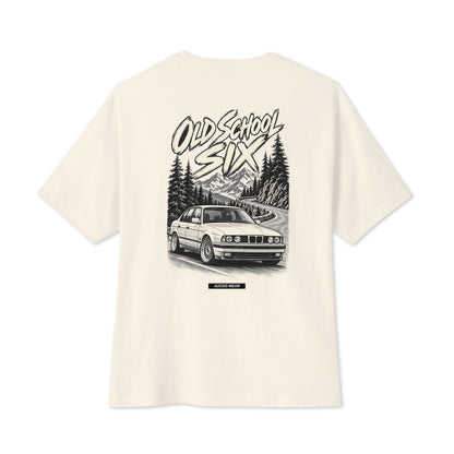 OLD SCHOOL SIX Oversized T-Shirt in Naturweiß – Rückenansicht mit E34-inspiriertem Auto-Print und JUICED WEAR Label